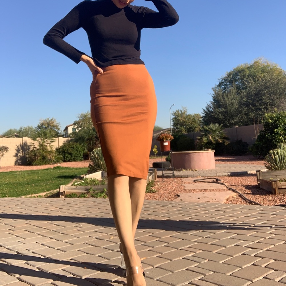 Orange midi pencil skirt size none, model size is small which fits her perfectly